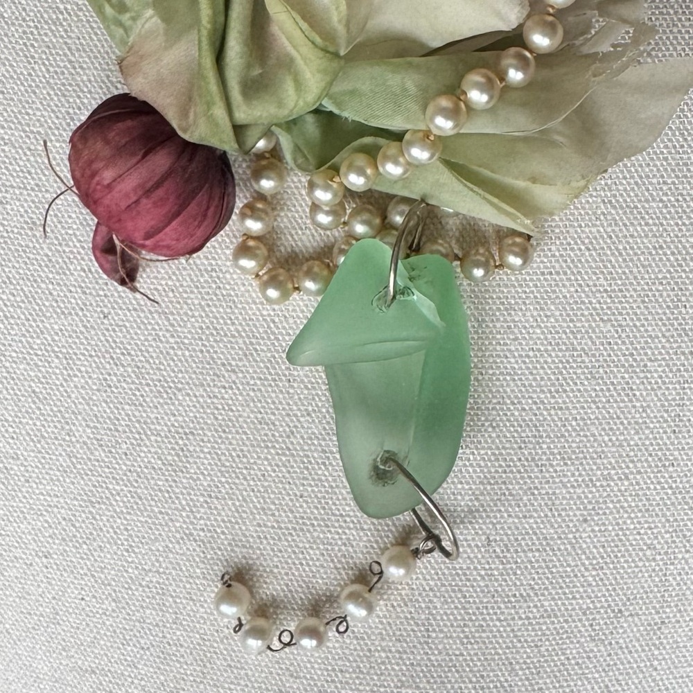 Handcrafted Green Sea Glass Pea Pod Pendant Necklace with Faux Pearls - Picture 2 of 6